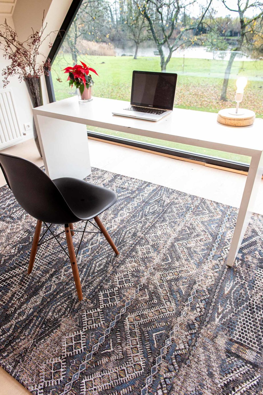 Louis De Poortere matta LX 9113 Antiquarian Kilim Black Rabat interior 5