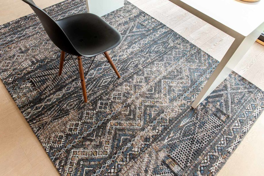 Louis De Poortere matta LX 9113 Antiquarian Kilim Black Rabat interior 7
