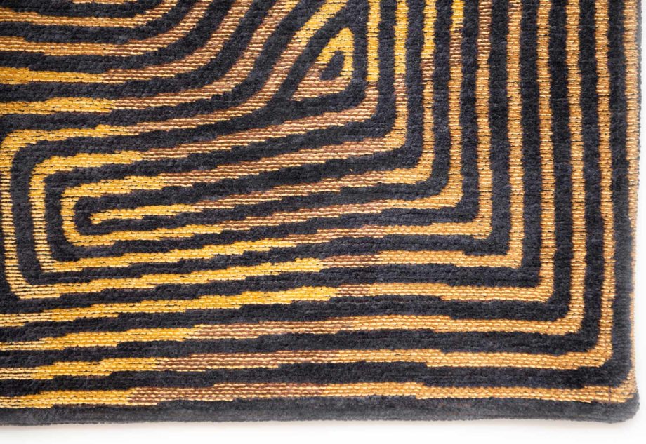 Louis De Poortere matta LX 9227 Meditation Coral Black Gold corner