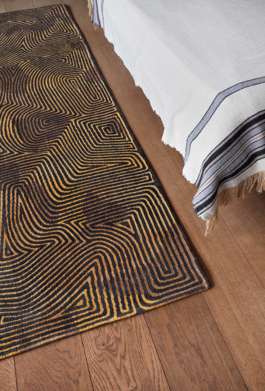 Louis De Poortere matta LX 9227 Meditation Coral Black Gold interior 2