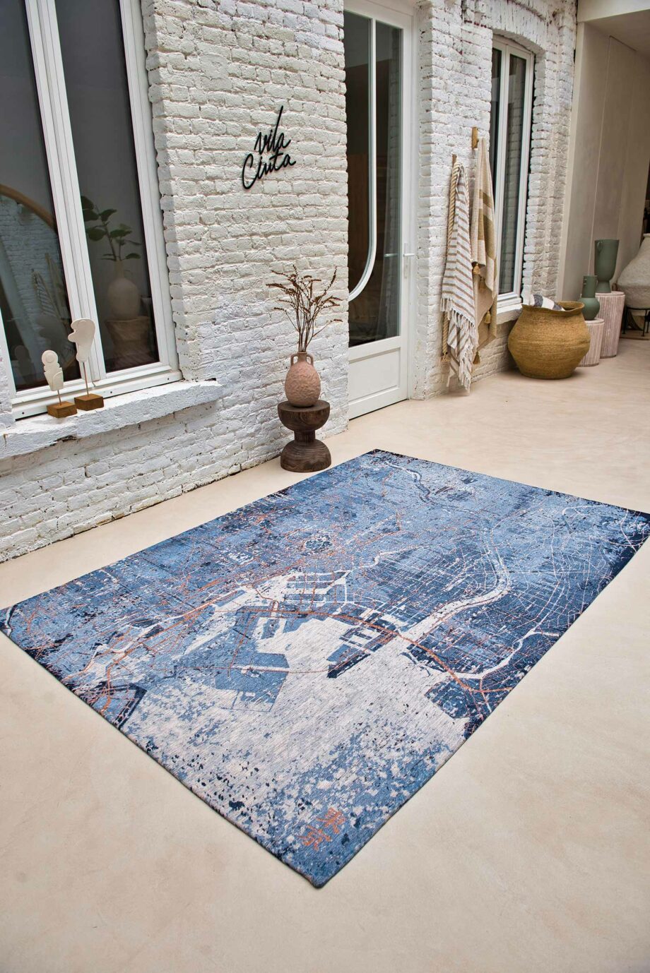 Louis De Poortere matta Cities Tokyo 9314 Conductive Blue interior 1